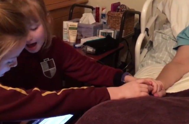 Kylie Minogue, impresionata de doua surori care ii canta mamei lor, aflata pe patul de moarte, o melodie de-a ei