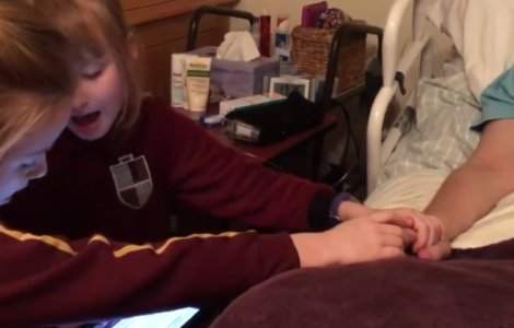 Kylie Minogue, impresionata de doua surori care ii canta mamei lor, aflata pe patul de moarte, o melodie de-a ei