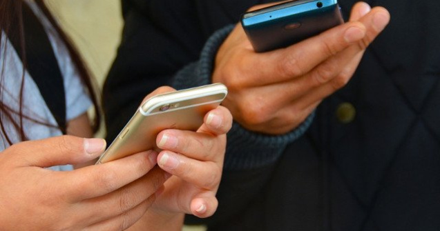 Telefoane pentru seniori cu ecran mare si baterie rezistenta