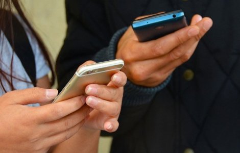 Telefoane pentru seniori cu ecran mare si baterie rezistenta