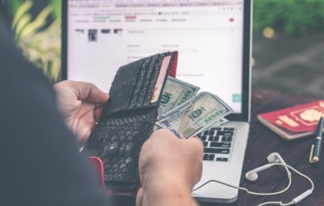 O femeie a castigat 10.000 de dolari, dupa ce a citit pana la capat conditiile prevazute in asigurarea de calatorie