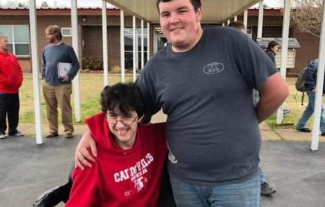 Un adolescent a economisit bani timp de doi ani pentru a-i cumpara un scaun cu rotile celui mai bun prieten