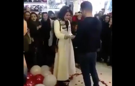 Un cuplu iranian a fost arestat dupa ce tanarul si-a cerut iubita in casatorie in public / VIDEO