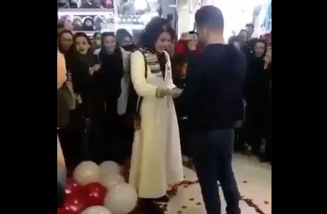 Un cuplu iranian a fost arestat dupa ce tanarul si-a cerut iubita in casatorie in public / VIDEO