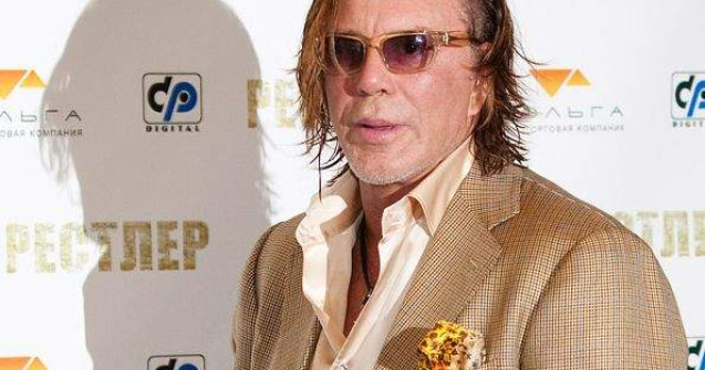 Mickey Rourke, campionul cainilor comunitari din Romania