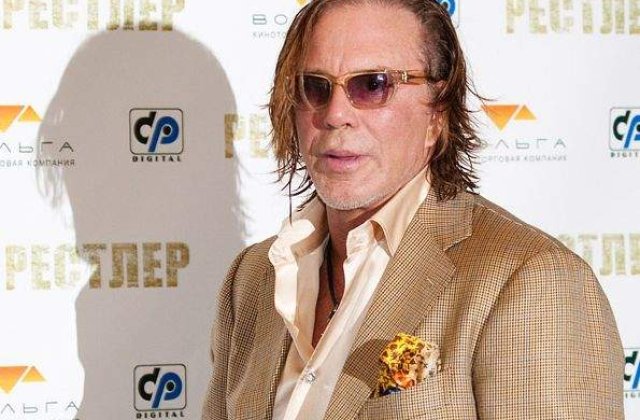 Mickey Rourke, campionul cainilor comunitari din Romania