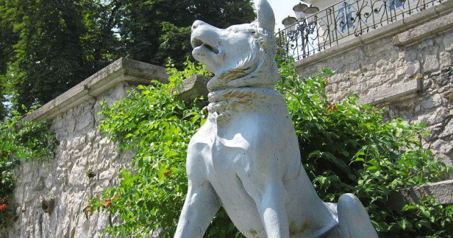 Monument dedicat unui caine erou, in Bucuresti