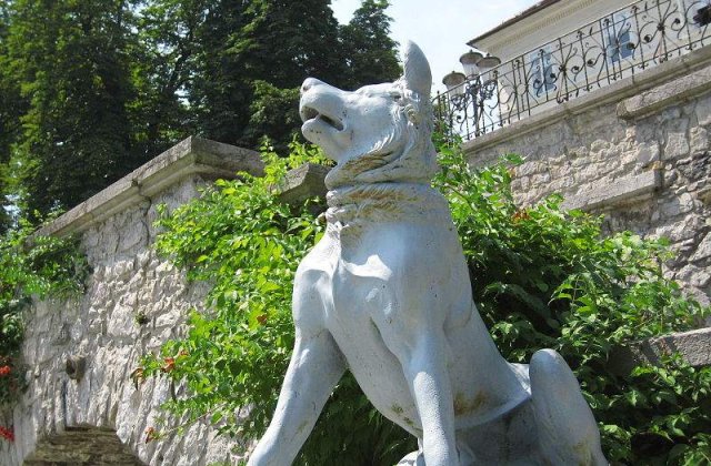 Monument dedicat unui caine erou, in Bucuresti