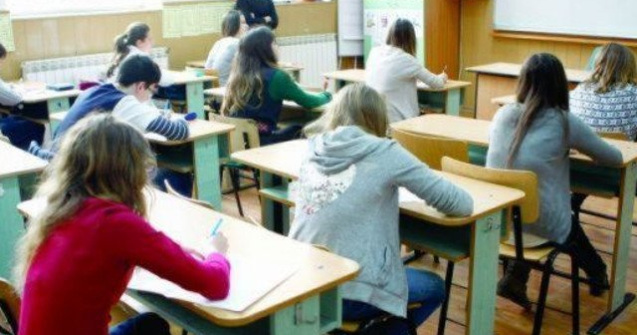 Elevi indemnati sa dea foaia goala la Simularea de Evaluare Nationala 2019, in semn de protest