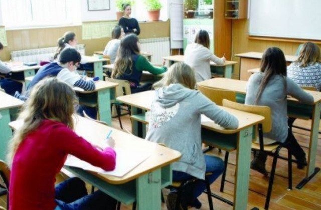 Elevi indemnati sa dea foaia goala la Simularea de Evaluare Nationala 2019, in semn de protest