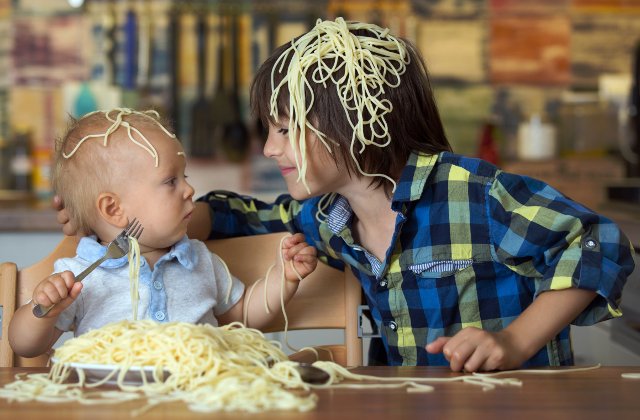 Copiii iubesc dezordinea? 10 imagini care surprind ce se intampla, de fapt, cand fratii sunt lasati "sa se joace"