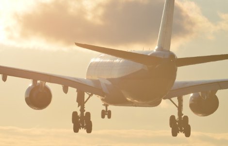 Un avion s-a intors la sol pentru ca o mama isi uitase copilul/ VIDEO