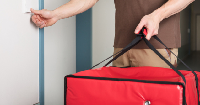 Un angajat al unui fast-food care venise sa livreze o comanda a salvat viata unui client pe care l-a gasit inconstient in casa