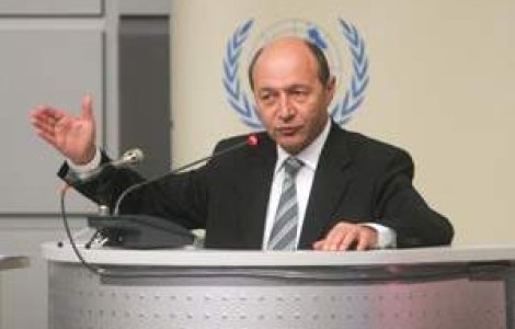 Basescu si-a facut fiica absolventa a unei universitati americane pe care nu a terminat-o