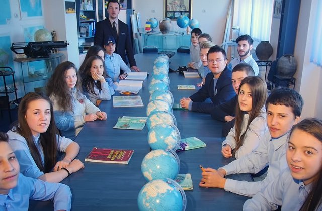 O scoala din Neamt se alatura protestului "Romania vrea autostrazi"/ VIDEO