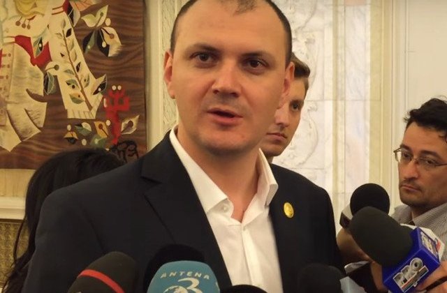 Aproximativ 500 de reclamatii, primite de CNA dupa ce Sebastian Ghita a amenintat protestatarii #rezist la tv