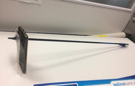 Un barbat si-a folosit telefonul inteligent drept scut pentru a bloca o sageata trasa inspre el in timpul unei altercatii