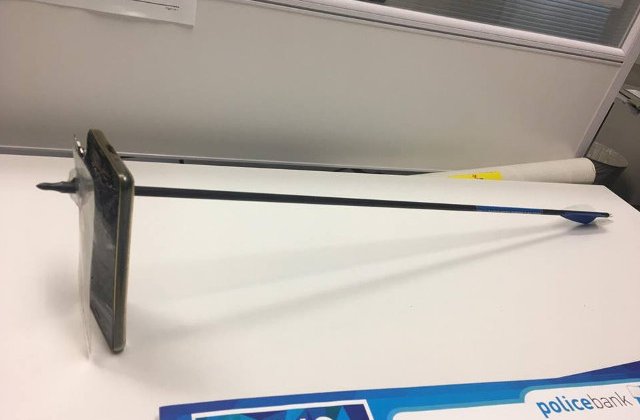 Un barbat si-a folosit telefonul inteligent drept scut pentru a bloca o sageata trasa inspre el in timpul unei altercatii