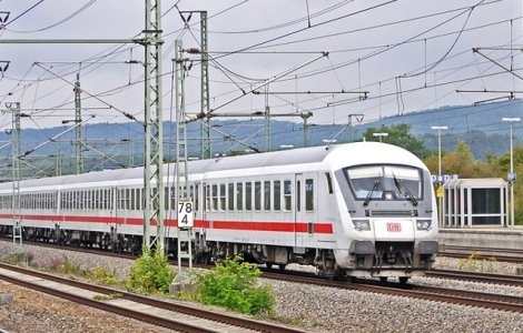 O femeie, lovita mortal de tren in timp ce incerca sa isi salveze cainele