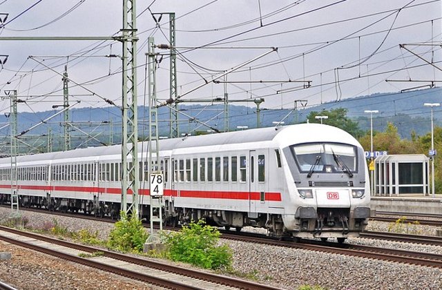 O femeie, lovita mortal de tren in timp ce incerca sa isi salveze cainele