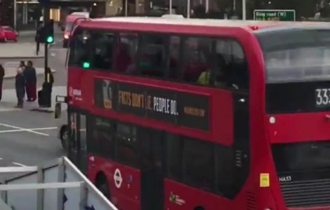 Afisele ce proclama nevinovatia lui Michael Jackson vor fi indepartate de pe autobuzele din Londra