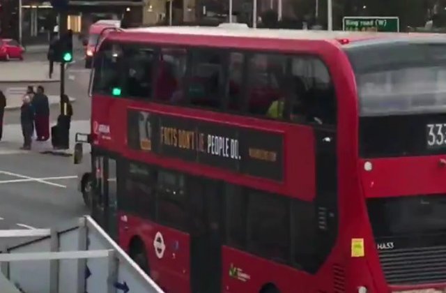 Afisele ce proclama nevinovatia lui Michael Jackson vor fi indepartate de pe autobuzele din Londra