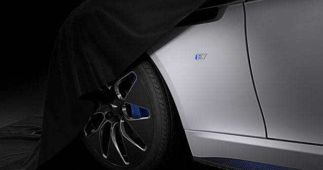 James Bond si electrificarea: actorul Daniel Craig ar putea conduce un prototip Aston Martin Rapide E in urmatorul film cu agentul 007