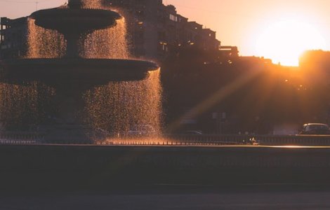 Prognoza meteo pentru weekend: Cod GALBEN de ninsori viscolite la munte. Vreme calda in Capitala