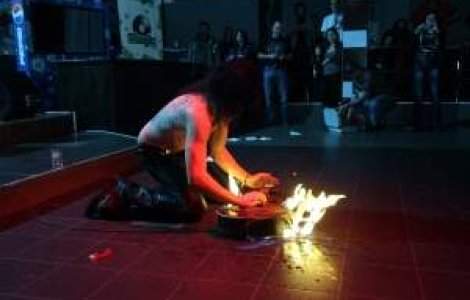 Eric Sardinas si Event Plus au 'incendiat' Becker Brau