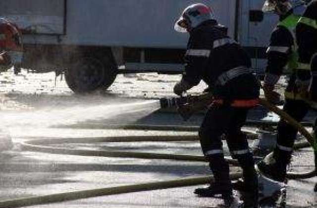 Jud. Vaslui: Un tir incarcat cu azotat de amoniu s-a rasturnat pe sosea