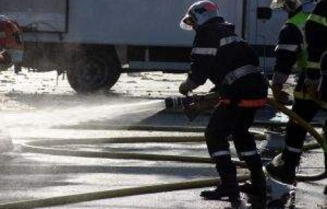 Jud. Vaslui: Un tir incarcat cu azotat de amoniu s-a rasturnat pe sosea