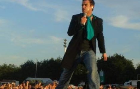 Robbie Williams apeleaza la fani pentru nume de bebe