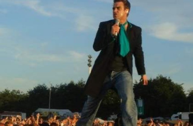 Robbie Williams apeleaza la fani pentru nume de bebe