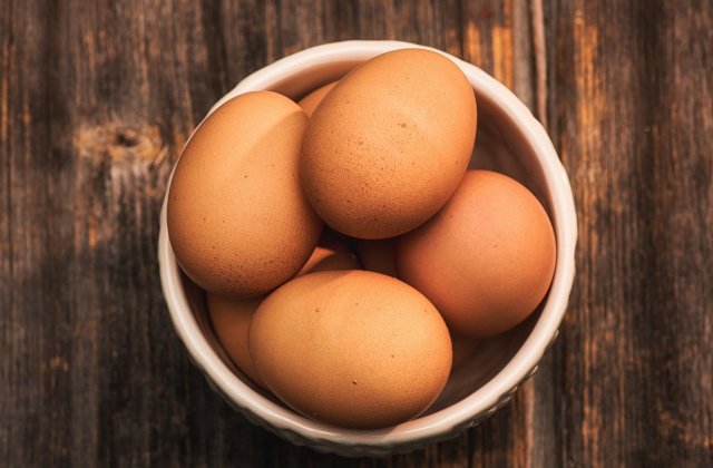 Un nou studiu asociaza consumul de oua si colesterol cu o crestere a riscului de boli de inima