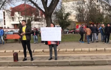 Protest anti-PSD la Braila. Un barbat le-a strigat social-democratilor "Ati tradat tara!" si a fost scos cu forta din sala/ VIDEO