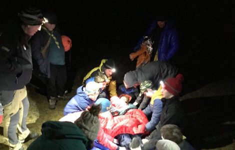 Un barbat ratacit pe munte a supravietuit viscolului tinandu-si in brate cainele