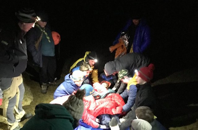 Un barbat ratacit pe munte a supravietuit viscolului tinandu-si in brate cainele