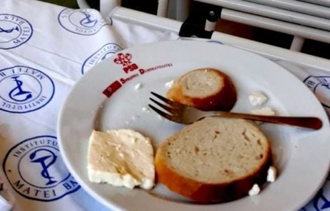 Pacientii de la Matei Bals primesc mancare in farfurii cu sigla PSD