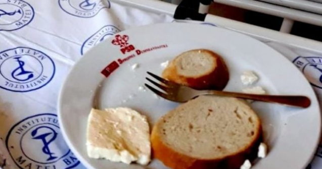 Pacientii de la Matei Bals primesc mancare in farfurii cu sigla PSD