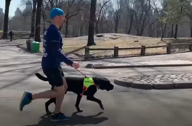 Thomas Panek, primul alergator nevazator care a terminat o cursa asistat doar de caini ghizi/ VIDEO