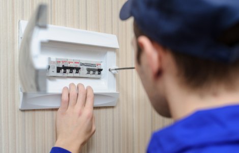 Un fals electrician a furat 30.000 de lei din casa unei femei