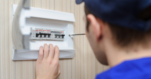 Un fals electrician a furat 30.000 de lei din casa unei femei