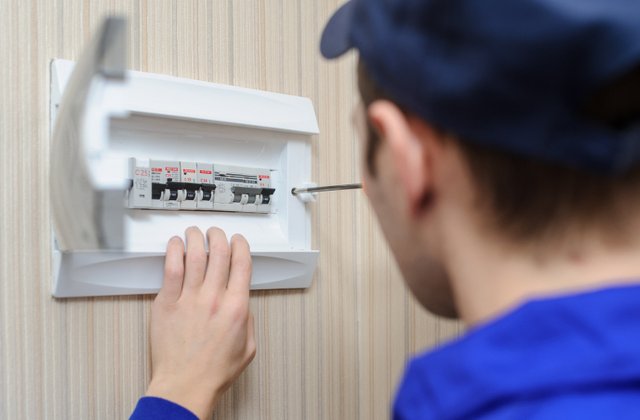 Un fals electrician a furat 30.000 de lei din casa unei femei