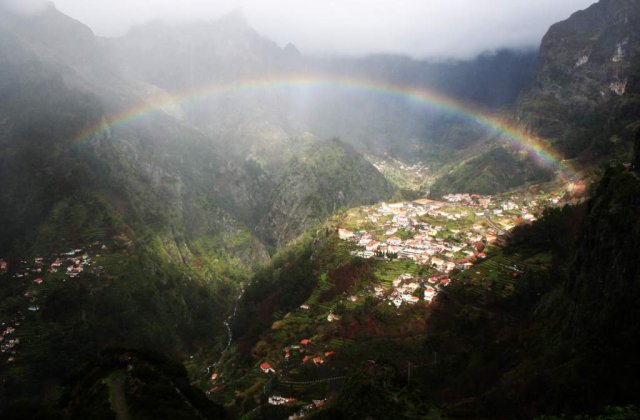 [VIDEO] Cum sa creezi un curcubeu cu o pusca?