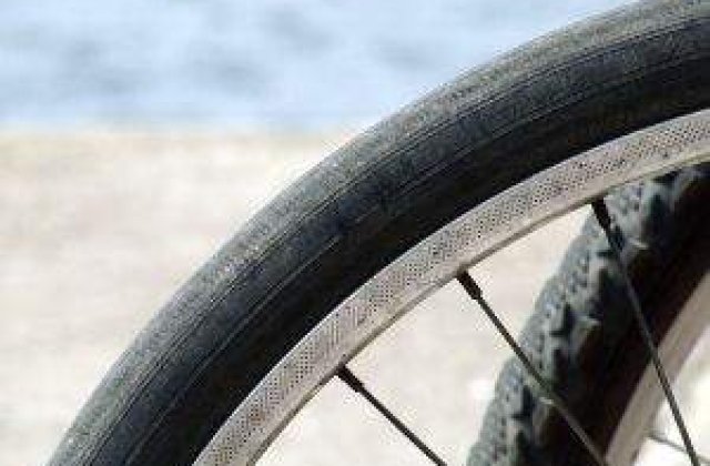 [VIDEO] Biciclist lovit de un consilier judetean intr-un accident rutier