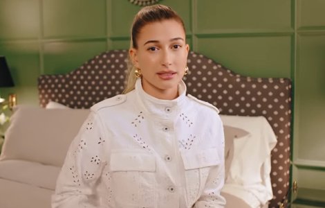 Hailey Baldwin foloseste o crema de ingrijire care contine propriul sange