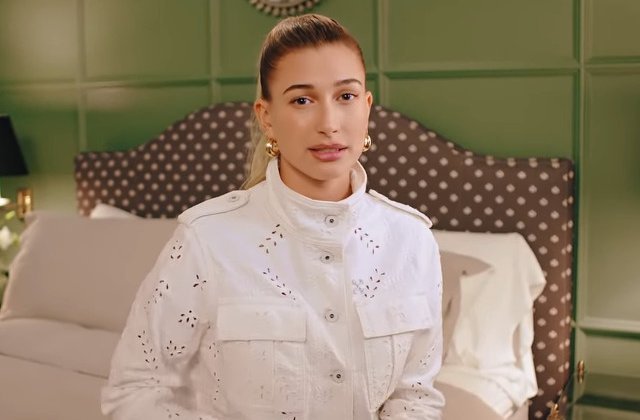 Hailey Baldwin foloseste o crema de ingrijire care contine propriul sange