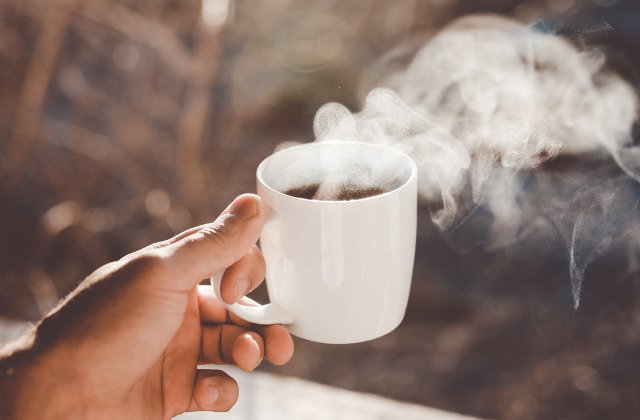 Bauturile fierbinti cresc cu 90% riscul de a dezvolta cancer esofagian, arata un studiu