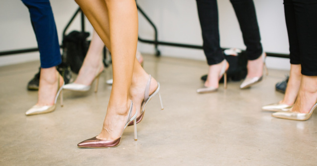 Secretele fotomodelelor: 7 trucuri pentru un mers sexy pe tocuri