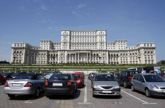 Proiect pentru parcarile din Bucuresti: locuri gratuite noaptea si abonamente in centru de 300 lei pe saptamana. Intervalul propus este luni-vineri, intre 7:30 si 19:30